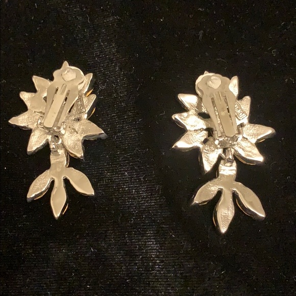 Vintage decorative clip on earrings - Picture 2 of 3